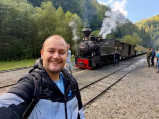 🚂 Пътуване назад във времето с истински парен локомотив! 🇷🇴

В северната част на Румъния, сред красивата природа на Карпатите, се крие едно от най-интересните преживявания от последното ми пътуване: Мокъница Марамуреш (Mocănița Maramureș). 😍

Тук времето сякаш е спряло. Парен локомотив, ретро вагони с печки на дърва и железопътна линия, чието строителство започва още през 1932 година.

🌲 Маршрутът преминава през живописната долина на река Васер (Vaser), покрай гъсти гори, планински склонове и малки къщички. Общо около 44 километра в двете посоки и близо 6 часа, през които изобщо не ти се иска да бързаш.

А най-хубавото? Това не е просто възстановена туристическа атракция. Линията и днес се използва за превоз на дървесина!

📍 Вишеу де Сус (Vișeu de Sus), Румъния

📸 Разгледайте снимките, а ако планирате подобно приключение, в сайта ми ще откриете подробен пътепис, цени на билетите и полезни съвети.

🔗 www.andreydenovski.com (линк в био!)

#MocanitaMaramures #Maramures #Romania
@mocanitamaramures @maramures_destination @romaniaexplores @romania_is_wonderful
