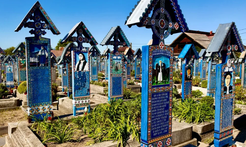 Цветните дървени надгробни кръстове на „Веселото гробище“ (Cimitirul Vesel) в Съпънца (Săpânța), Румъния, украсени с рисунки и стихове за живота на починалите.