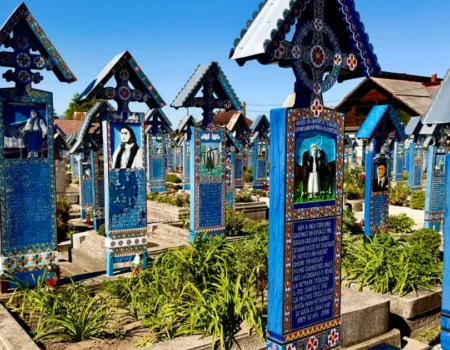 Цветните дървени надгробни кръстове на „Веселото гробище“ (Cimitirul Vesel) в Съпънца (Săpânța), Румъния, украсени с рисунки и стихове за живота на починалите.