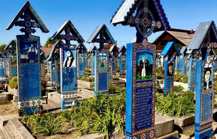 Цветните дървени надгробни кръстове на „Веселото гробище“ (Cimitirul Vesel) в Съпънца (Săpânța), Румъния, украсени с рисунки и стихове за живота на починалите.