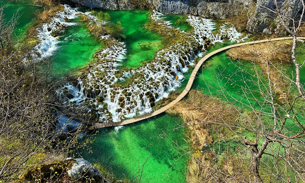 Панорамна гледка към Плитвичките езера (Plitvička jezera / Plitvice Lakes), водопадите и дървените пътеки в Национален парк „Плитвички езера“ (Nacionalni park Plitvička jezera / Plitvice Lakes National Park), Хърватия (Hrvatska / Croatia).