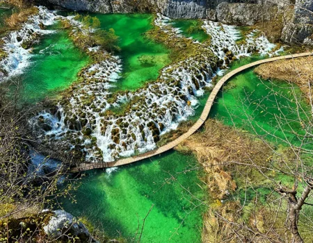 Панорамна гледка към Плитвичките езера (Plitvička jezera / Plitvice Lakes), водопадите и дървените пътеки в Национален парк „Плитвички езера“ (Nacionalni park Plitvička jezera / Plitvice Lakes National Park), Хърватия (Hrvatska / Croatia).