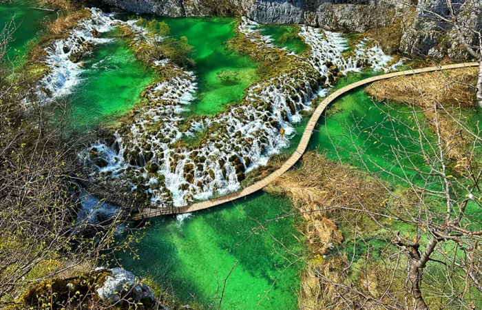 Панорамна гледка към Плитвичките езера (Plitvička jezera / Plitvice Lakes), водопадите и дървените пътеки в Национален парк „Плитвички езера“ (Nacionalni park Plitvička jezera / Plitvice Lakes National Park), Хърватия (Hrvatska / Croatia).