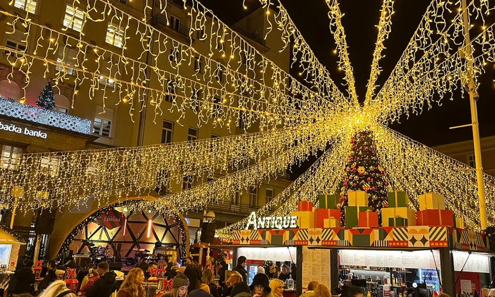 Коледният базар в Загреб (Advent Zagreb), празнично украсен с коледна елха, светлини и къщички на площад „Бан Йосип Йелачич“ (Trg bana Josipa Jelačića / Ban Josip Jelačić Square), Хърватия (Hrvatska / Croatia).