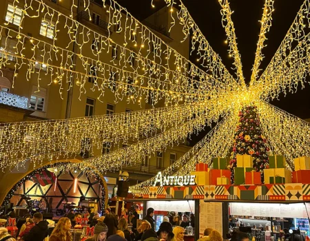 Коледният базар в Загреб (Advent Zagreb), празнично украсен с коледна елха, светлини и къщички на площад „Бан Йосип Йелачич“ (Trg bana Josipa Jelačića / Ban Josip Jelačić Square), Хърватия (Hrvatska / Croatia).