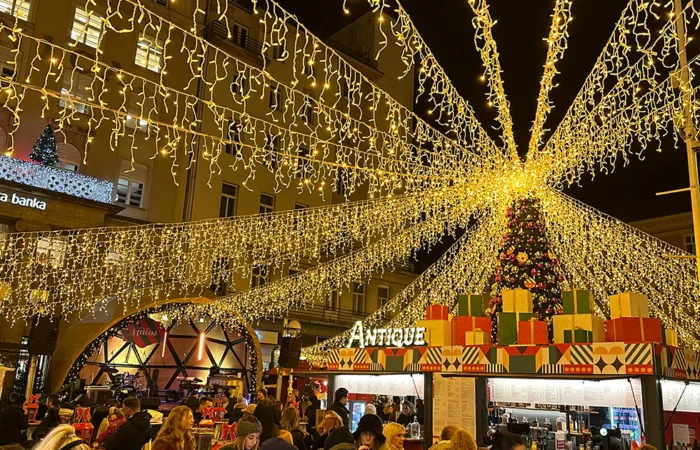 Коледният базар в Загреб (Advent Zagreb), празнично украсен с коледна елха, светлини и къщички на площад „Бан Йосип Йелачич“ (Trg bana Josipa Jelačića / Ban Josip Jelačić Square), Хърватия (Hrvatska / Croatia).